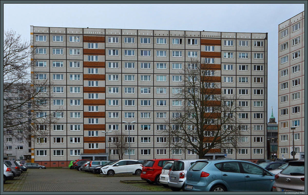 Industrieller Wohnungsbau in Magdeburg (II): Eingangsseite eines zweispnnigen Plattenbaus des in Magdeburg entwickelten Typen M10 mit gefliesten Platten in der Max-Otten-Strae in Magdeburg-Altstadt. (02.01.2022)