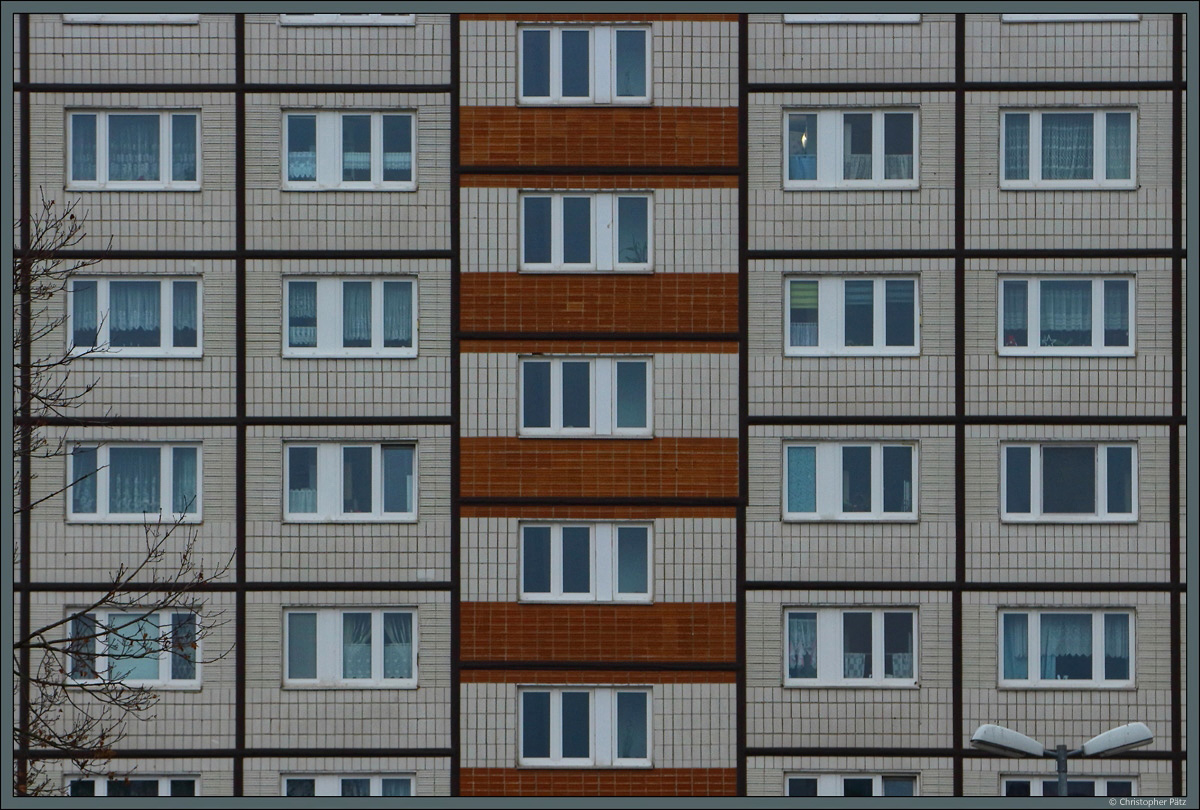 Industrieller Wohnungsbau in Magdeburg (III): Detail eines M10-Plattenbaus in der Max-Otten-Strae. Neben dem durch die versetzten Fenster erkennbaren Treppenhaus befinden sich jeweils Kche und Bad. Die Platten sind mit verschiedenfarbigen Fliesen gestaltet. (02.01.2021)