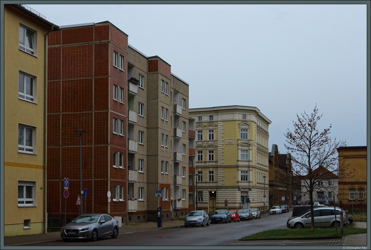 Industrieller Wohnungsbau in Magdeburg (IV): Aus der WBS-70-Serie entwickelte das Wohnbaukombinat Magdeburg den fr innerstdtische Standorte vorgesehenen Typ M86. Hier ist ein Wohnblock in der Stresemannstrae. (Magdeburg, 02.01.2022)