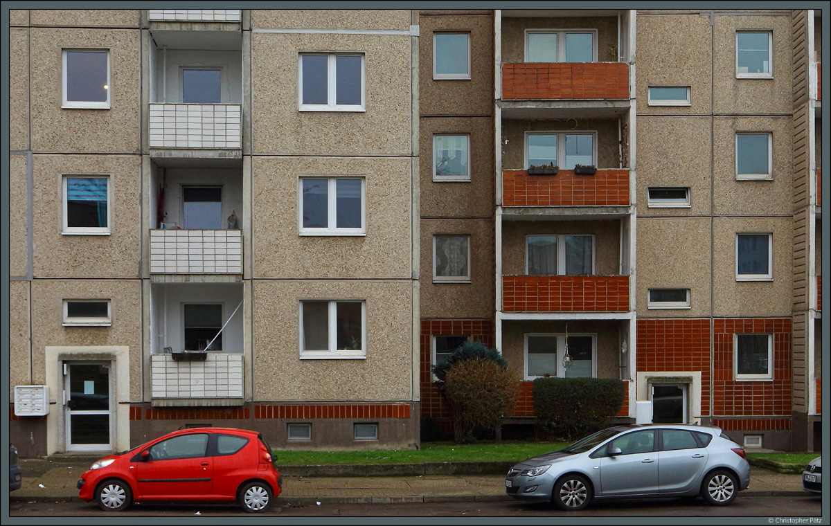 Industrieller Wohnungsbau in Magdeburg (V): Details der Fassade eines M86-Plattenbaus in der Stresemannstrae in Magdeburg. Als Weiterentwicklung der Bauform WBS 70 kommen nun zustzliche Sonderelemente wie z.B. kleine Loggien und Eckelemente zum Einsatz, die eine strkere Gliederung der Fassade ermglichen.  (02.01.2022)