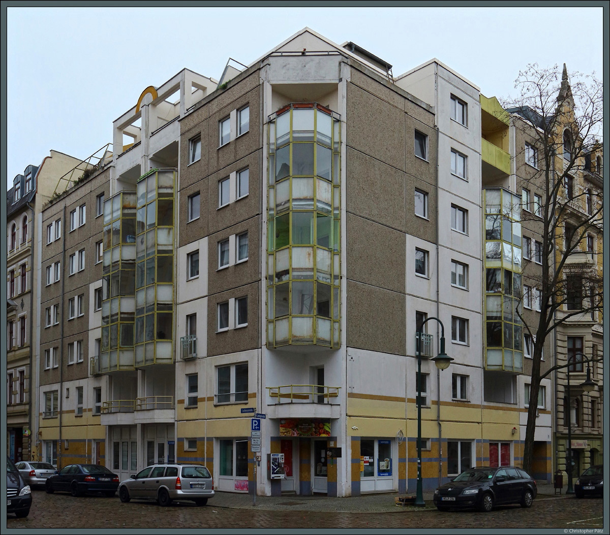 Industrieller Wohnungsbau in Magdeburg (VI): Den Schlusspunkt der Entwicklung des Plattenbaus in Magdeburg stellen die 1987/88 speziell fr das sdliche Stadtzentrum mit historisierenden Fassaden angepassten Bauten des Typs M86 dar. Viele Sonderelemente, Erker und ein Staffelgeschoss prgen diesen Eckbau an der Liebigstrae. (02.01.2022)