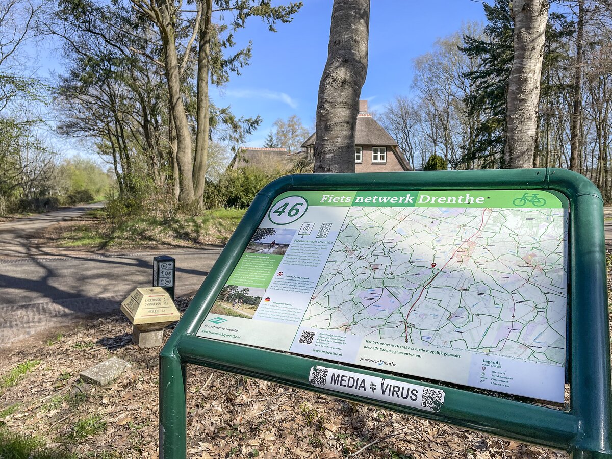 Infotafel in Smalbroek in der Nhe von Beilen (Drenthe, Niederlande). Aufnahme: 15. April 2022.