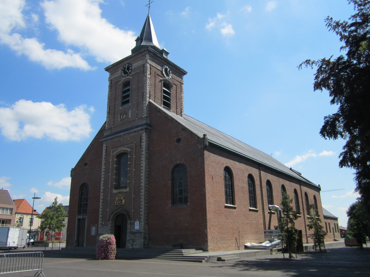 Ingelmunster, neoromanische St. Amandus Kirche, Turm von 1739 (01.07.2014)