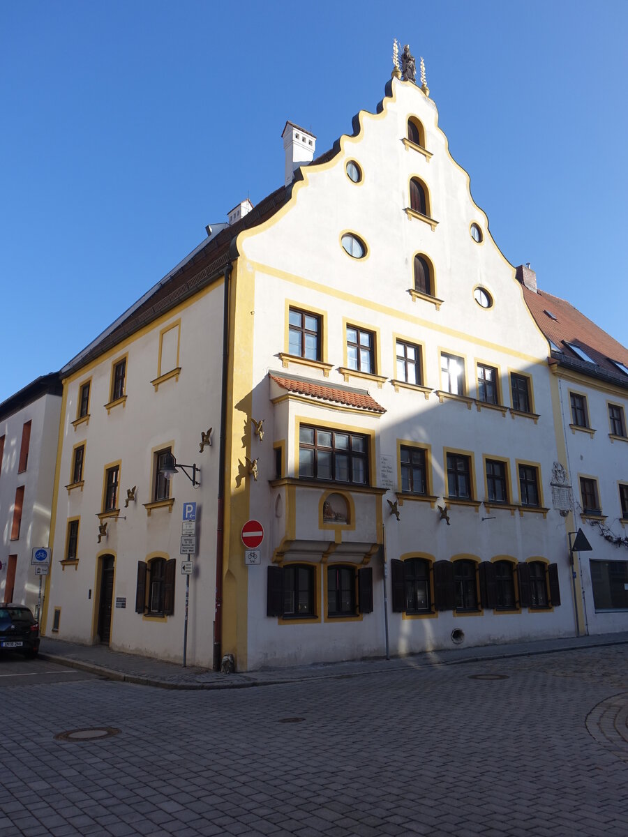 Ingolstadt, Tillyhaus in der Neubaustrae, denkmalgeschtzter Profanbau, dessen Name an den darin whrend des Dreiigjhrigen Krieges verstorbenen bayerischen Feldherrn Johann T’Serclaes von Tilly erinnert (28.02.2021)