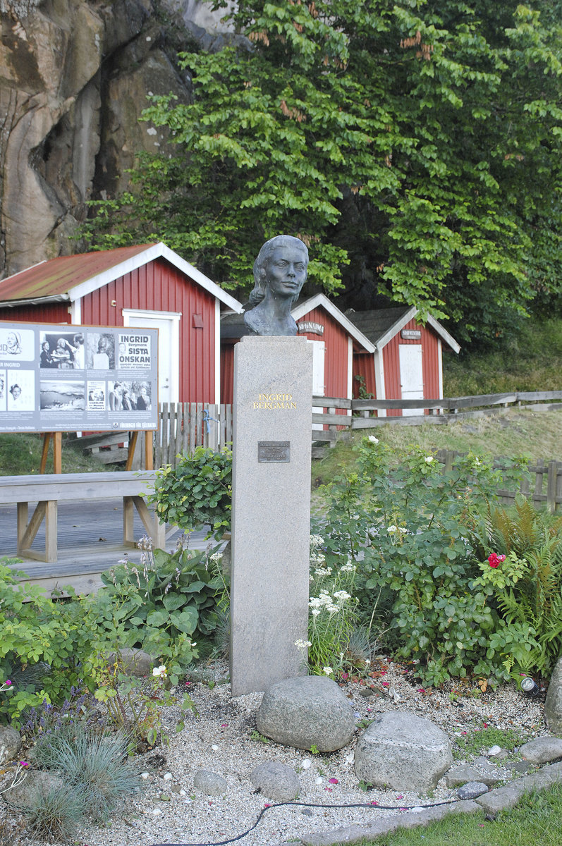 Ingrid-Bergman-Denkmal in Fjllbacka. Die weltberhmte schwedische Schauspielerin machte regelmig auf der Insel Danholmen vor Fjllbacka Urlaub. Nach ihrem Tod wurde dort ihre Asche auf See verstreut.
Aufnahme: 4. August 2017.