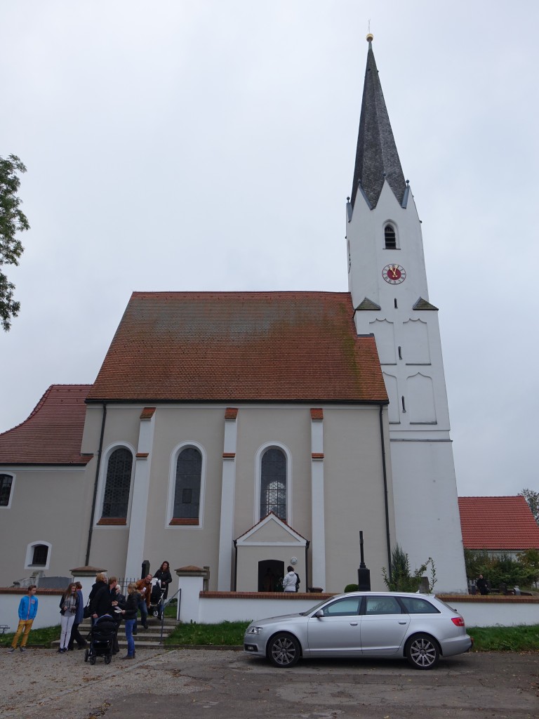 Inhausen, Maria Himmelfahrt Kirche, Saalbau mit eingezogenem dreiseitig geschlossenen Chor, Westturm mit Spitzhelm, erbaut Mitte des 15. Jahrhundert (11.10.2015)