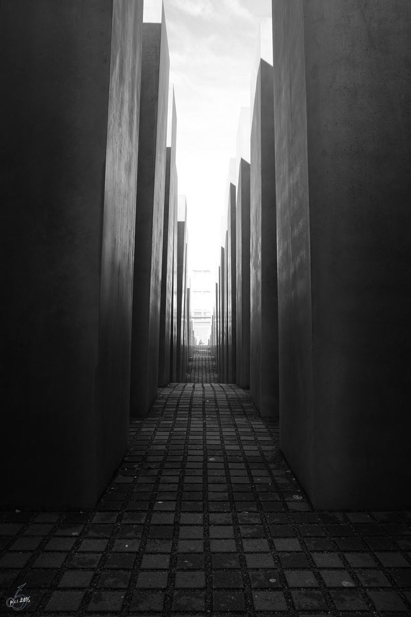 Inmitten des aus 2711 Beton-Stelen bestehenden Holocaust-Denkmales in Berlin. (Oktober 2013)