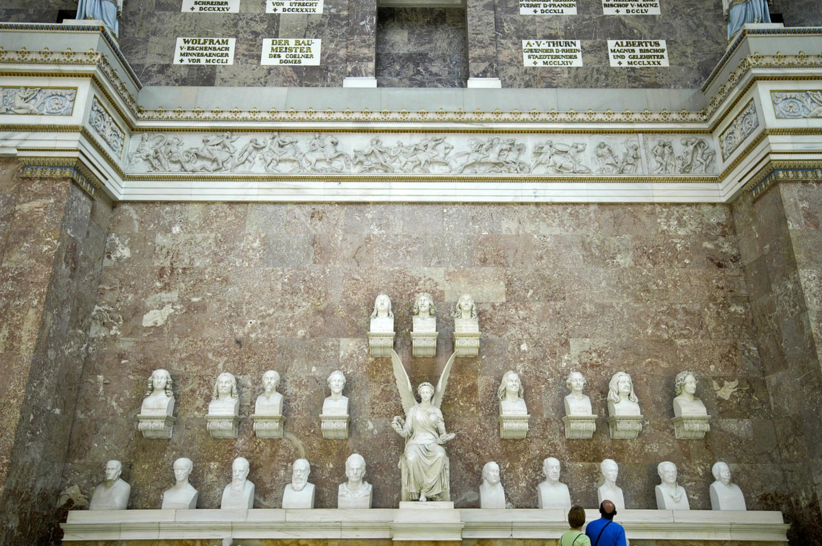 Innenansicht der Gedenksttte Walhalla in Monatstaufen.Zur Erffnung im Jahre 1842 wurden 160 Personen mit 96 Bsten und, in den Fllen fehlender authentischer Abbildungen oder bei Handlungen wie dem Rtlischwur, 64 Gedenktafeln geehrt. Gegenwrtig umfasst die Sammlung 130 Bsten und 65 Gedenktafeln, die an 195 Personen, Taten und Gruppen erinnert. Aufnahme: Juli 2008.