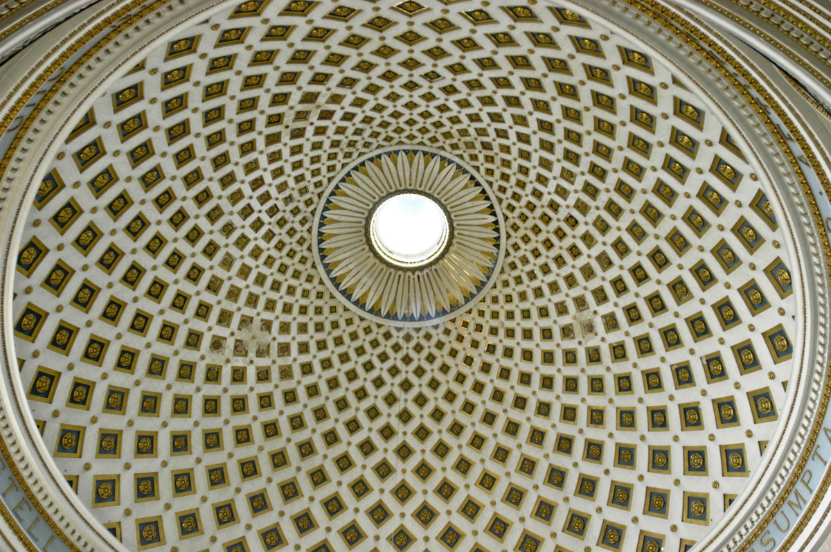 Innenansicht der Kuppel der rmisch-katholischen Kirche in Mosta. Die Kuppel ist die viertgrte freitragende Kirchen-Kuppel der Welt. Aufnahme: Oktober 2006.