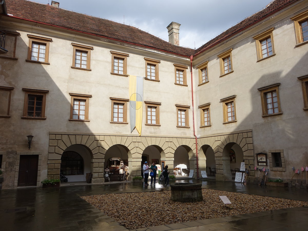 Innenhof der Burg Stare Hrady / Altenburg, restauriert seit 1960 (28.09.2019)