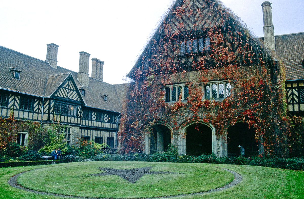 Innenhof von Cecilienhof in Potsdam. Bild vom Dia. Aufnahme: Oktober 1992.