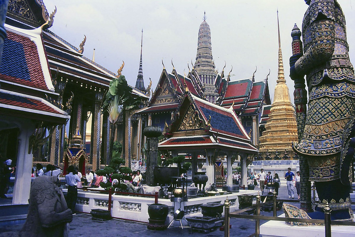 Innenhof des Wat Phra Kaeo in Bangkok. Aufnahme: Februar 1989 (Bild vom Dia)