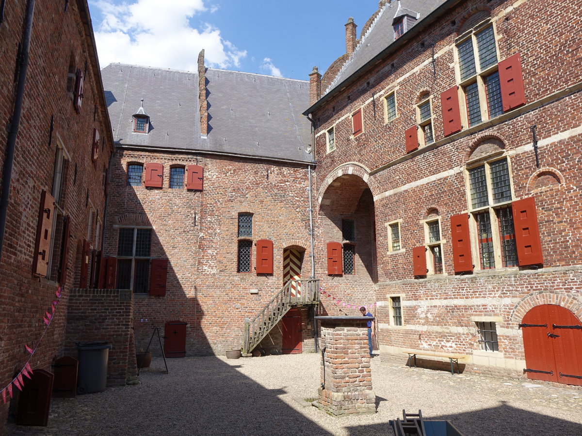 Innenhof vom Kasteel Hernen, erbaut im 12. Jahrhundert (07.05.2016)