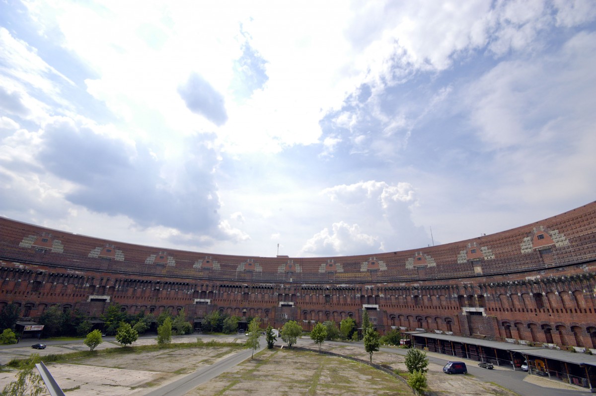 Innenhof der Kongresshalle auf dem Reichparteitagsgelnde in Nrnberg. Aunfahme: Juli 2008.