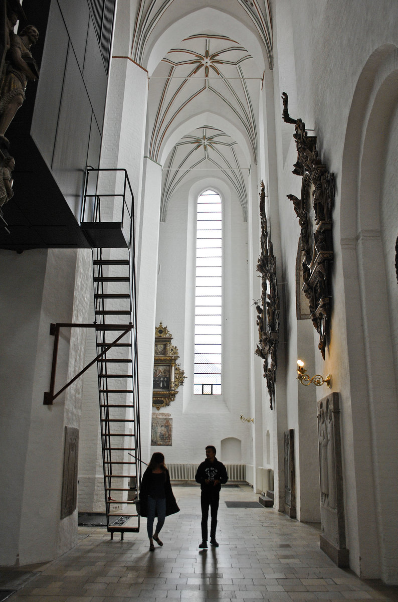 Innenraum im Dom zu Aarhus. Der St.-Clemens-Dom ist das grte Kirchengebude der dnischen Stadt Aarhus in Jtland. Er ist dem Patron der Seefahrer, dem heiligen Clemens, geweiht und dient dem Bistum Aarhus in der lutherischen Dnischen Volkskirche als Kathedrale.
Aufnahmedatum: 5. Juni 2017.