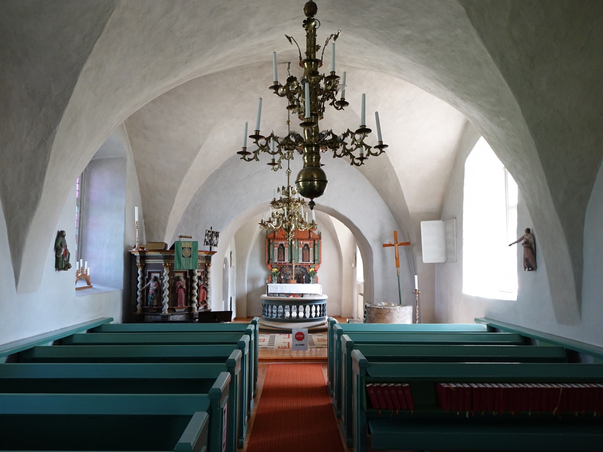 Innenraum der Kirche in Luttra, Taufbecken von 1100, barocke Kanzel von 1700, Altar von 1928 (14.06.2015)