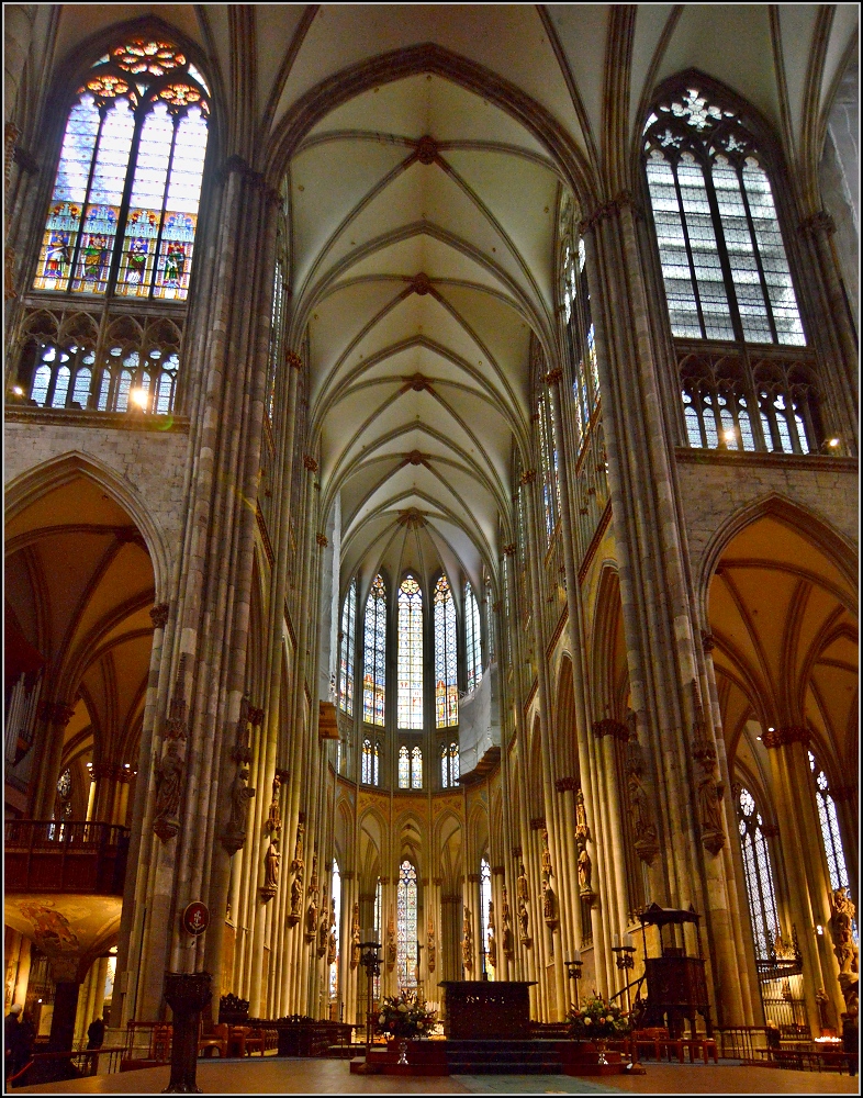 Innenraum Kölner Dom - Der nicht ganz mittige Standort lässt einen Blick in den gesamten Chor zu. Frühjahr 2014.