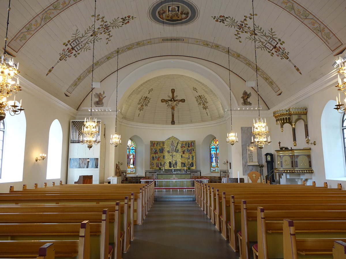 Innenraum der Ljungby Kyrka, Glasfenster von Reinhold Callmander, Altar von 1964 von Sven Ljungberg, Kanzel von 1861 (12.06.2016)