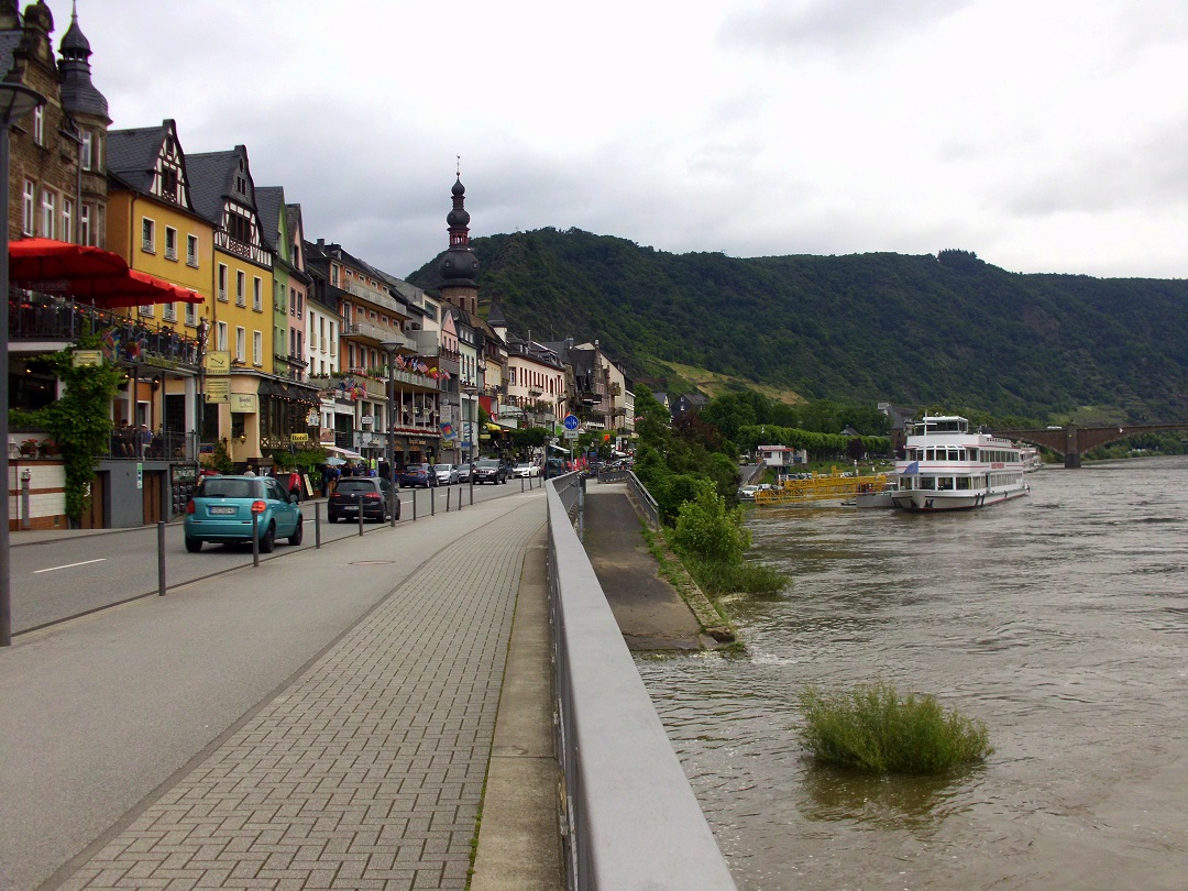 Innenstadt von Cochem an der Mosel mit vielen Geschften und Restaurants sowie der Pfarrkirche St. Martin. [Ende Juni 2016]