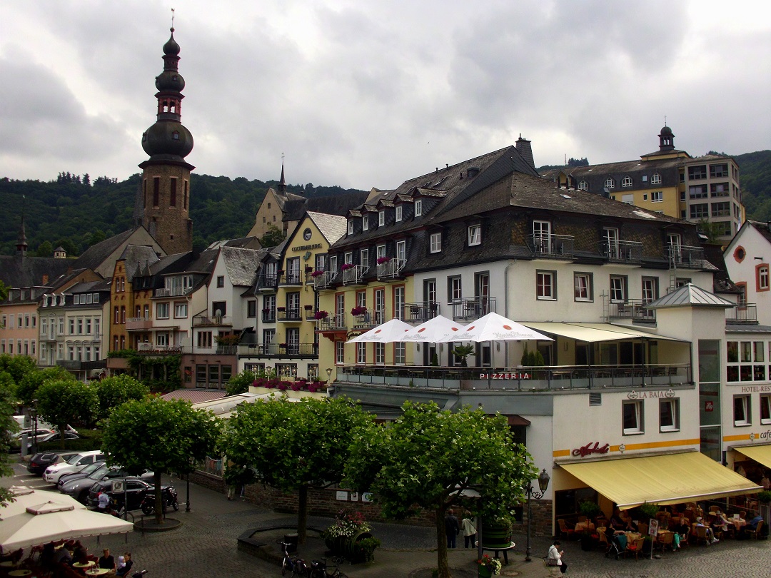 Innenstadt von Cochem an der Mosel, u.a. mit der Pfarrkirche St. Martin und der Pizzeria  La Baia . [Ende Juni 2016]