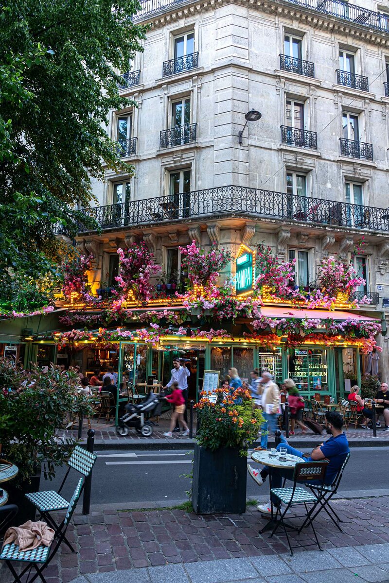 Innenstadtstimmung in Paris. Die Aufnahme stammt von Juni, 2023.