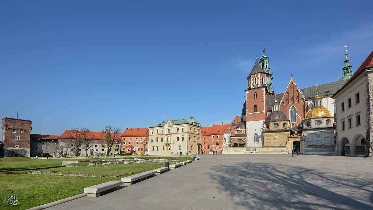 Innerhalb der Mauern der Burganlage auf dem Wawelhgel. (Krakau, April 2014)