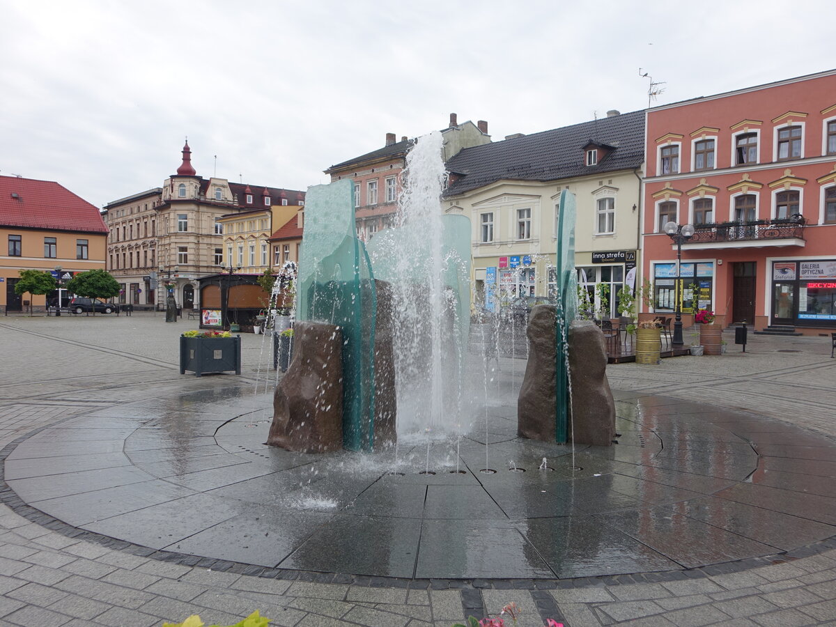 Inowrocław / Hohensalza, Brunnen und Gebude am Rynek Platz (12.06.2021)