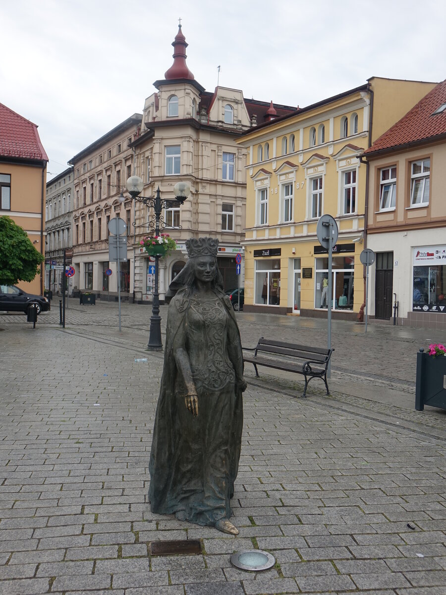 Inowrocław / Hohensalza, Statue der Hl. Jadwiga am Rynek Platz (12.06.2021)