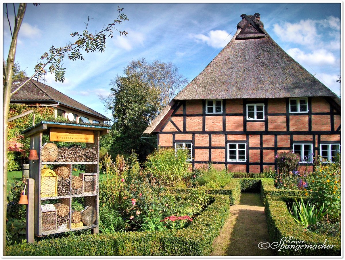 Insektenhotel vor dem Heimathaus in Fintel, im Oktober 2011.