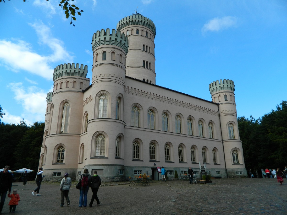 Insel Rgen: das Jagdschlo Granitz, erbaut 1837 - 1846, heute Museum, der 144 m  ber NN hohe Turm bietet eine exzellente Aussicht ber die Insel wenn man die 154 Stufen der gusseisernen Wendeltreppe erklommen hat. (25.08.2014)