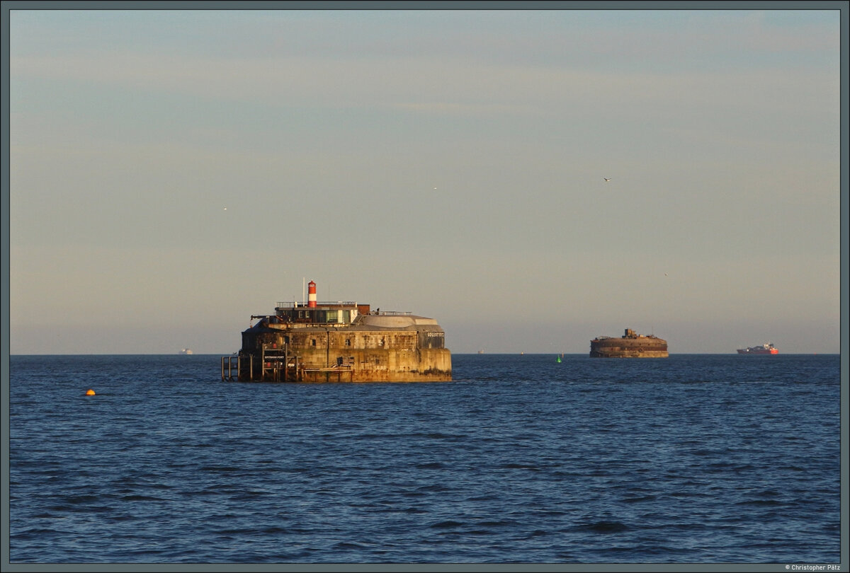 Insgesamt vier Forts wurden ab 1861 vor Portsmouth gebaut, um die H�fen an der S�dk�ste Englands zu sch�tzen. Um 1960 wurden die Forts au�er Betrieb genommen. Hier sind vorn das Spitbank Fort und dahinter das Horse Sand Fort zu sehen. Das Spitbank Fort wurde zeitweise als Hotel genutzt, aktuell stehen beide Forts leer. (bei Portsmouth, 24.04.2026)