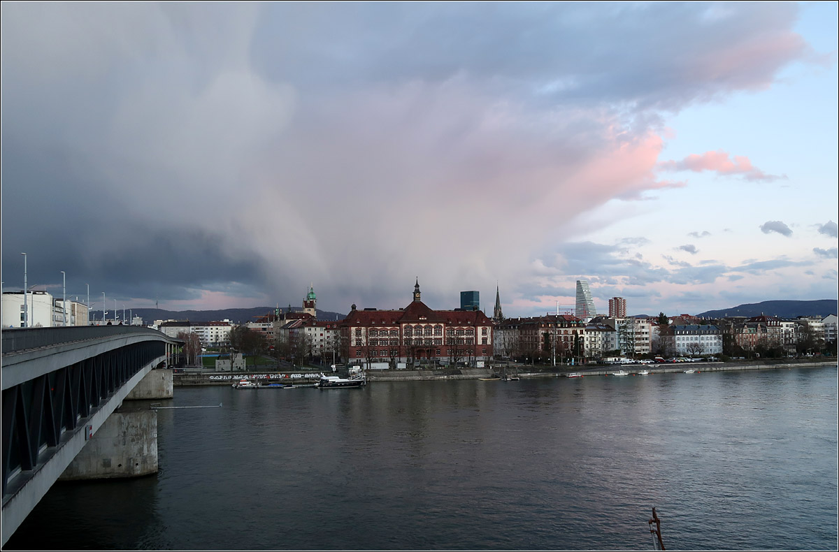 Interessante Wolkenformation ber/hinter Kleinbasel -

Links die Dreirosenbrcke, auf der anderen Rheinseite das Thoedor-Baerwart-Schulhaus. Weiter rechts her hohe Roche-Tower, der den Verlauf des Rheines markiert. Dieser befindet sich links des Hochhauses und verluft in dessen Lngsrichtung. Inzwischen ist neben dem erste Roche-Tower ein zweiter noch hherer hochgewachsen.

07.03.2019 (M)

