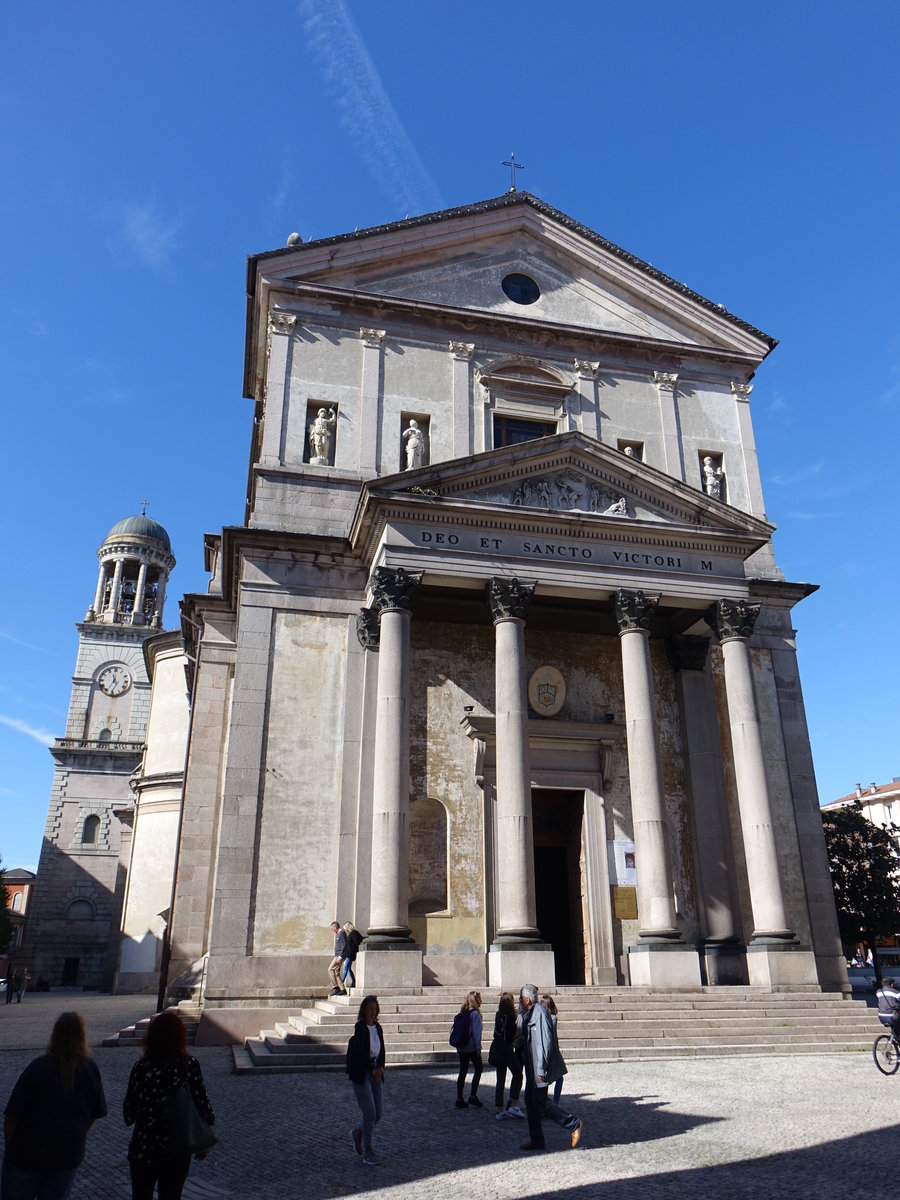 Intra, Pfarrkirche San Vittore, erbaut Anfang des 17. Jahrhundert (05.10.2019)