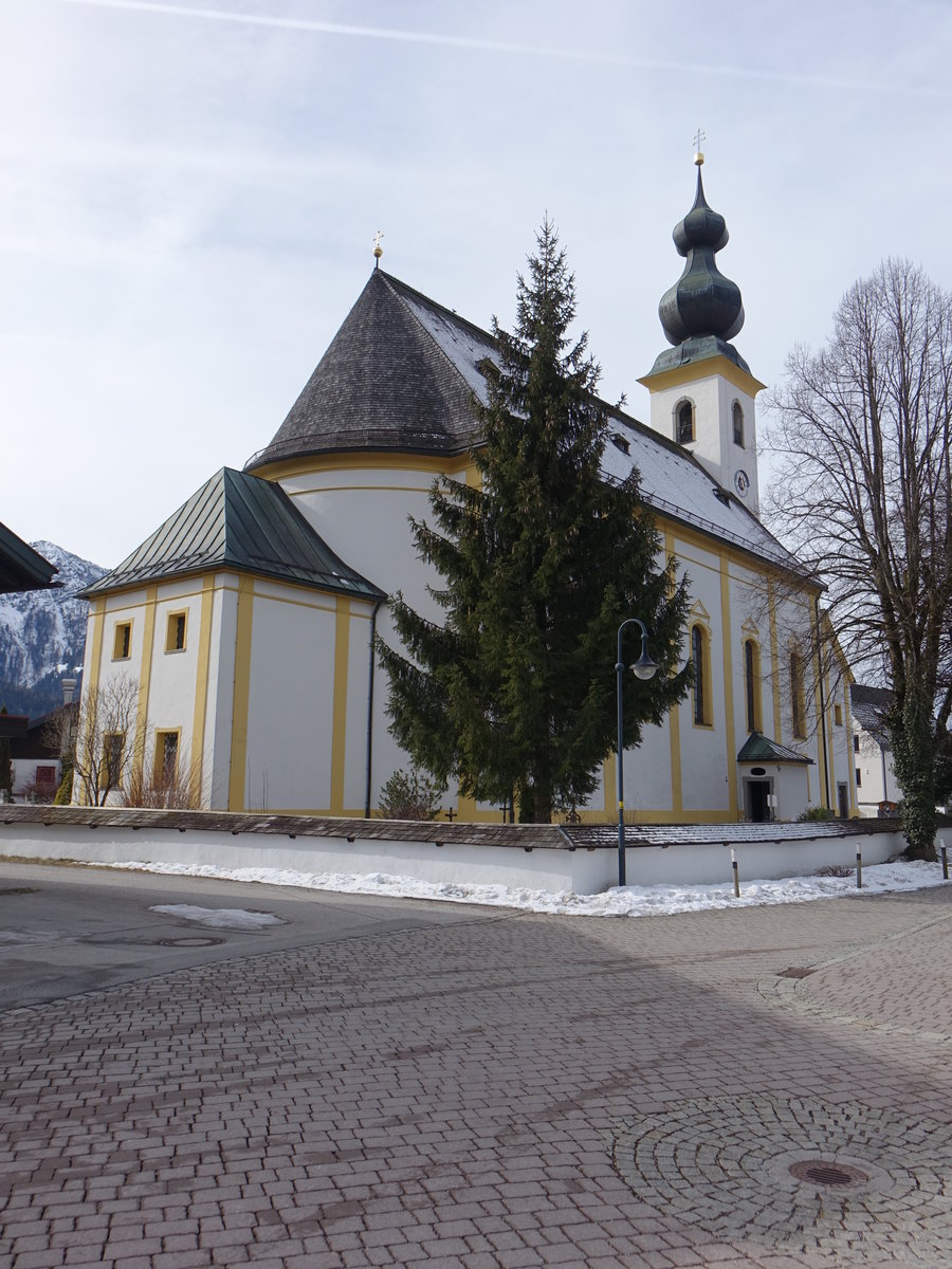 Inzell, Pfarrkirche St. Michael, Saalbau mit eingezogener Apsis, erbaut von 1725 bis 1727 (26.02.2017)