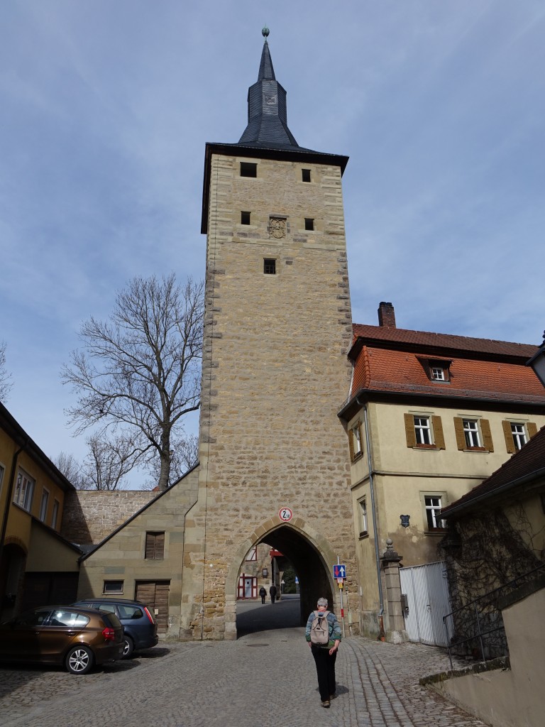 Iphofen, Innerer Torturm in der Pfarrgasse, Quadratischer Turm aus Bruchsteinmauerwerk mit Spitzhelm, erbaut im 15. Jahrhundert (08.03.2015)