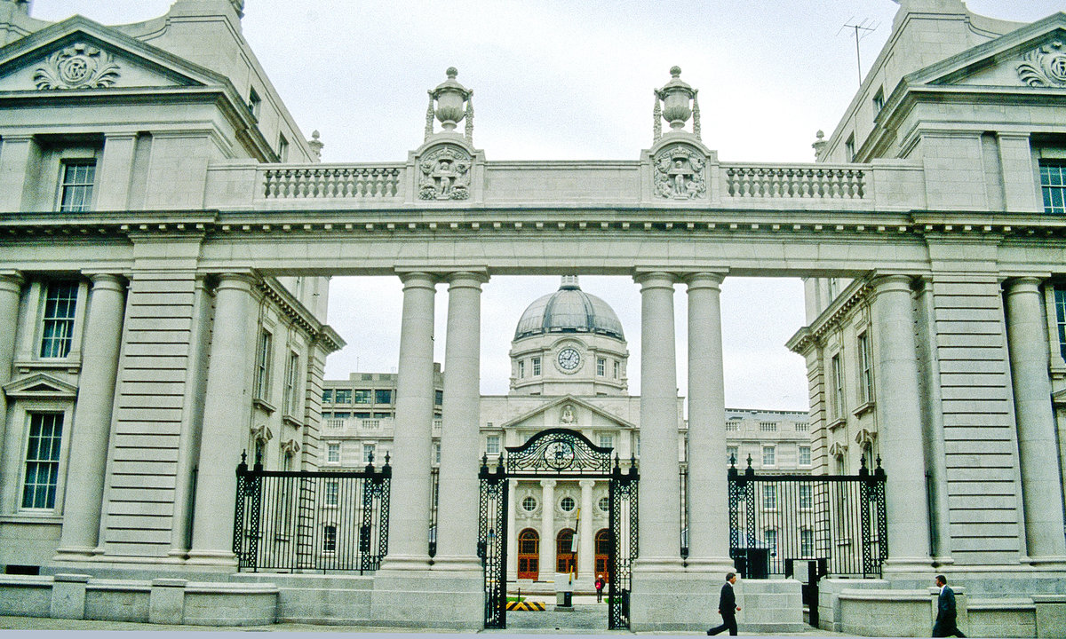 Irish Houses of Parliament in Dublin. Bild vom Dia. Aufnahme: Juli 1991.