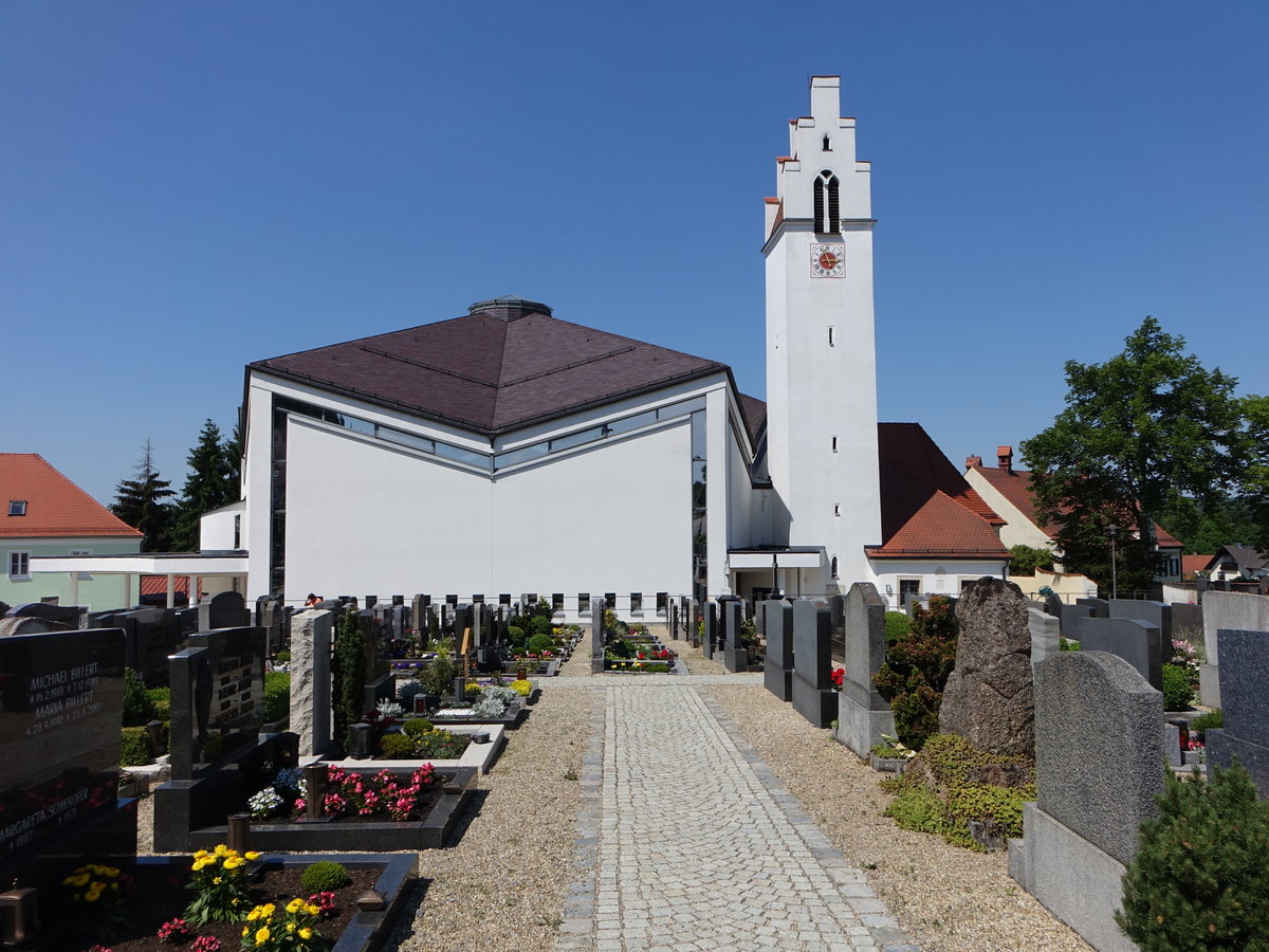 Irlbach, kath. Pfarrkirche Mari Himmelfahrt, Polygonaler Chor und Chorflankenturm mit Treppengiebel, erbaut ab 1347, Neubau von 2003 bis 2006 (02.06.2017)