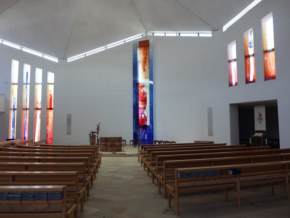 Irlbach, moderner Innenraum der kath. Pfarrkirche Maria Himmelfahrt (02.06.2017)