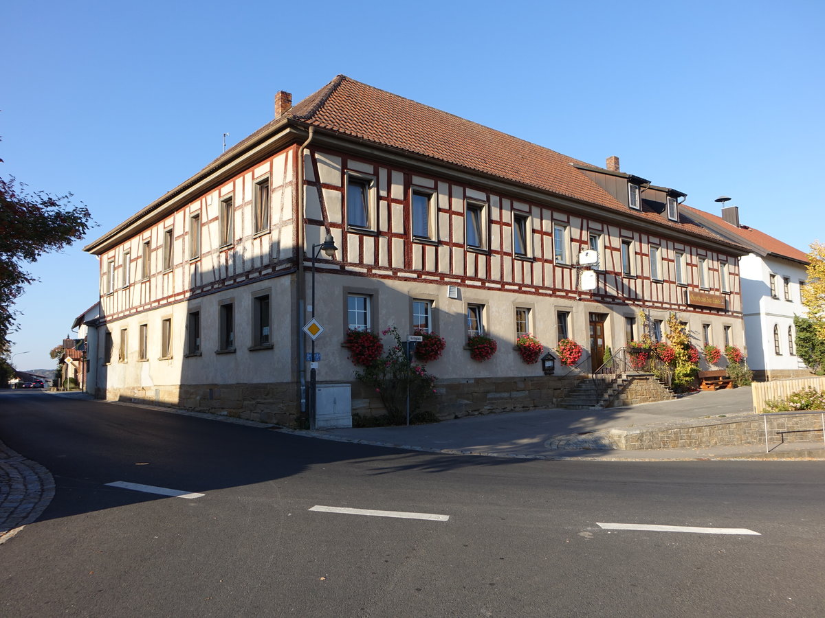 Irmelshausen, Gasthof zur Linde am Kirchplatz, massives verputztes Erdgeschoss, Fachwerkobergeschoss, erbaut 1835 (15.10.2018)