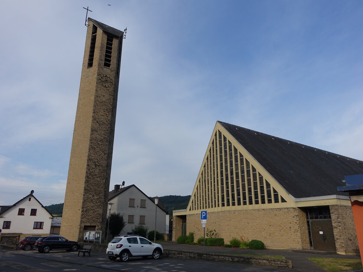 Irrel, kath. Pfarrkirche St. Ambrosius, erbaut 1962 (22.06.2022)