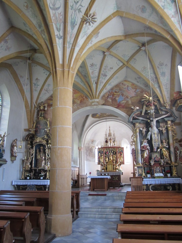 Irschen, Innenraum der Pfarrkirche St. Dionysius, spätgotischer Hochaltar von 1515, 
Marienaltar links von 1760, Kreuzaltar rechts von 1730, Sternrippengewölbe im Langschiff (19.09.2014)