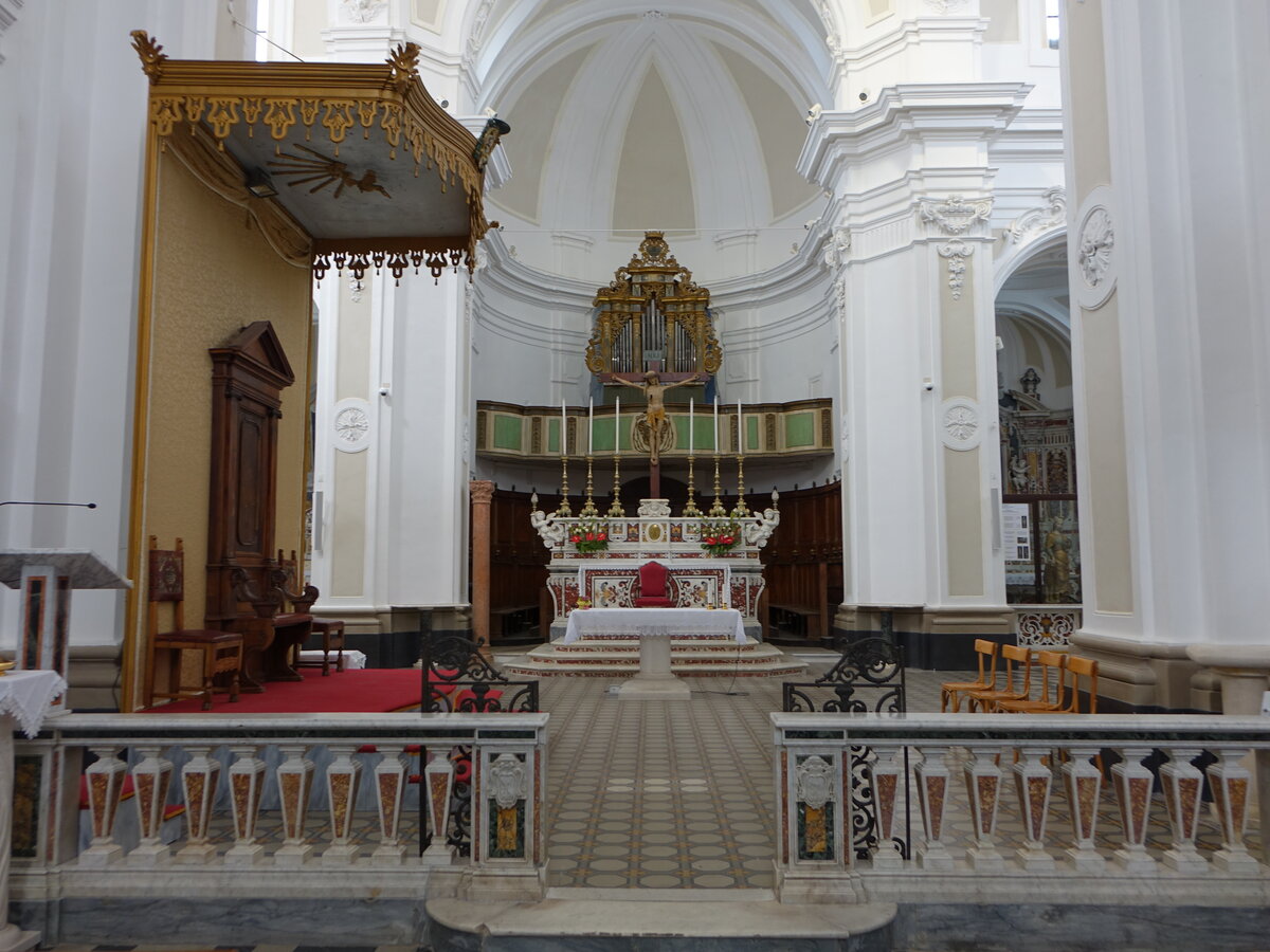 Irsina, Hochaltar und Bischofssitz in der Kathedrale St. Maria Assunta (29.09.2022)