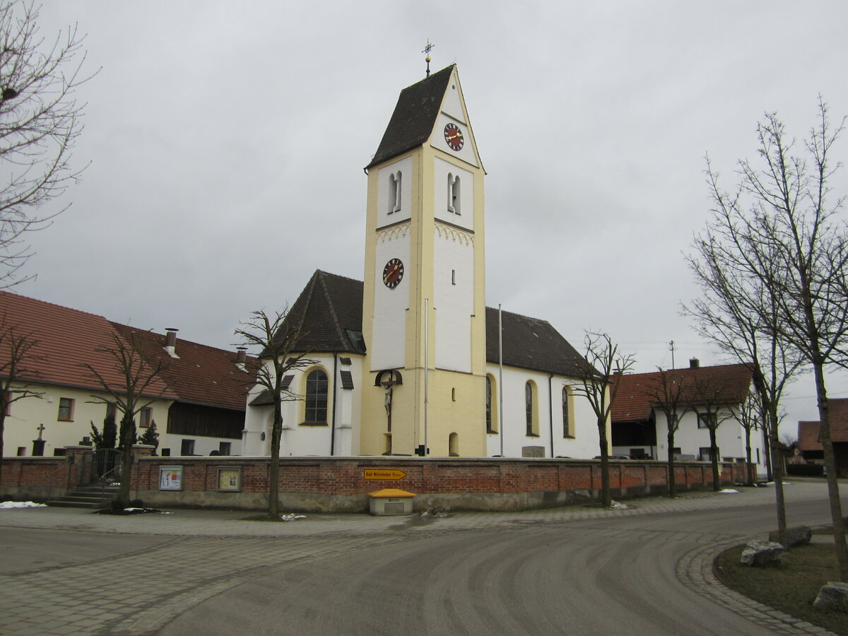 Irsingen, Pfarrkirche St. Margareta, flachgedeckter Saalbau mit eingezogenem Chor, erbaut im 15. Jahrhundert (07.02.2014)