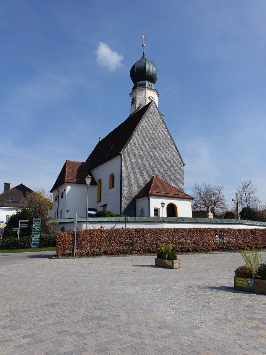 Ising, die katholische Wallfahrtskirche Mari Himmelfahrt ist ein einschiffiger sptgotischer Bau mit Turm sdlich des Chors aus der Mitte des 15. Jahrhunderts. Der Bau wurde 1751 durch Plazidus Nizinger barockisiert (02.04.2017)