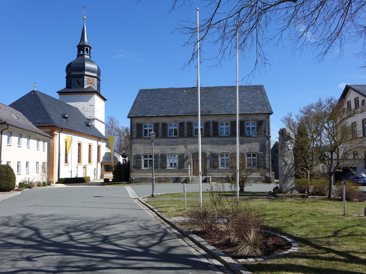 Isling, Pfarrkirche St. Johannes und Pfarrhof am Kohlbauerplatz, Chorturmkirche erbaut ab 1300, Langhaus 1654 (07.04.2018)
