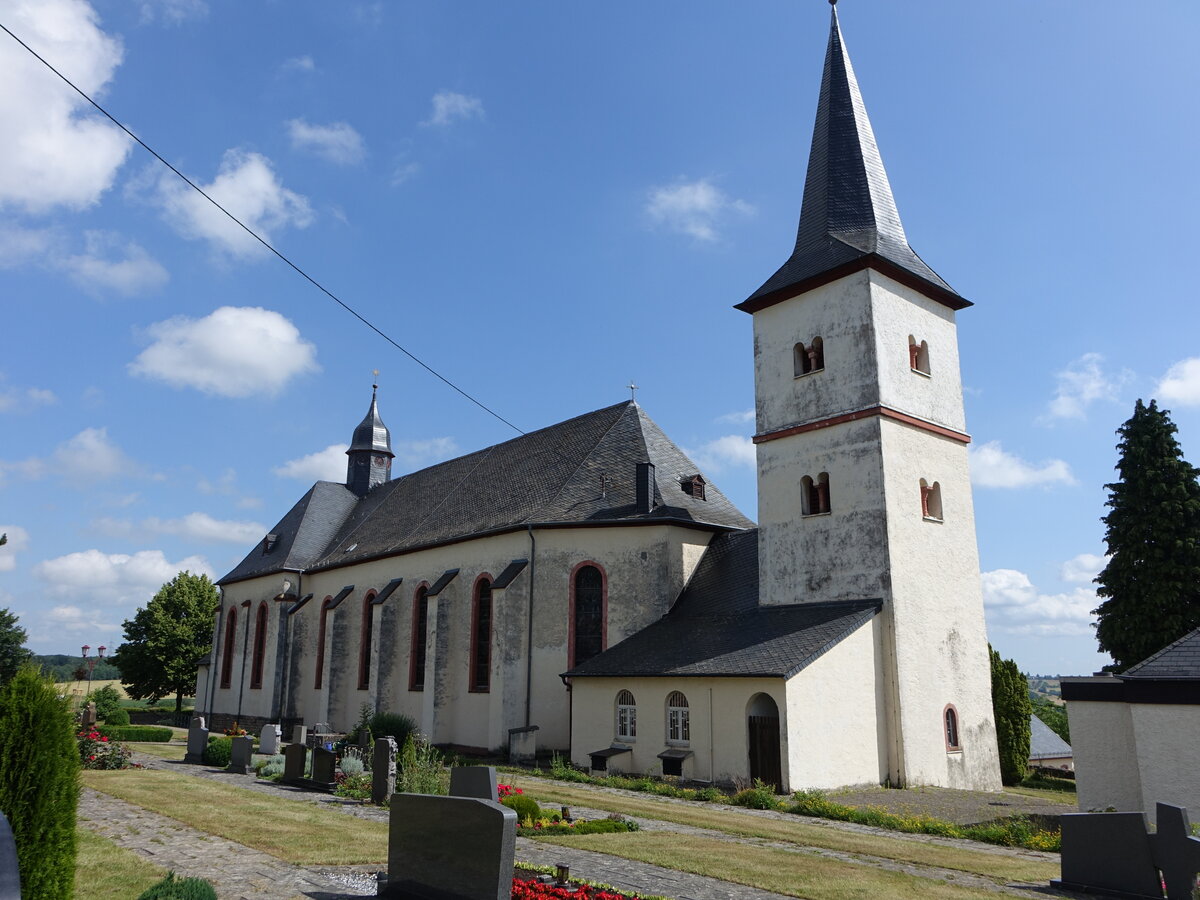 Ittel, kath. Pfarrkirche St. Dionysius, romanischer Turm von 1200, neubarocke Erweiterung von 1927 bis 1928 durch den Architekten Josef Monz (23.06.2022)
