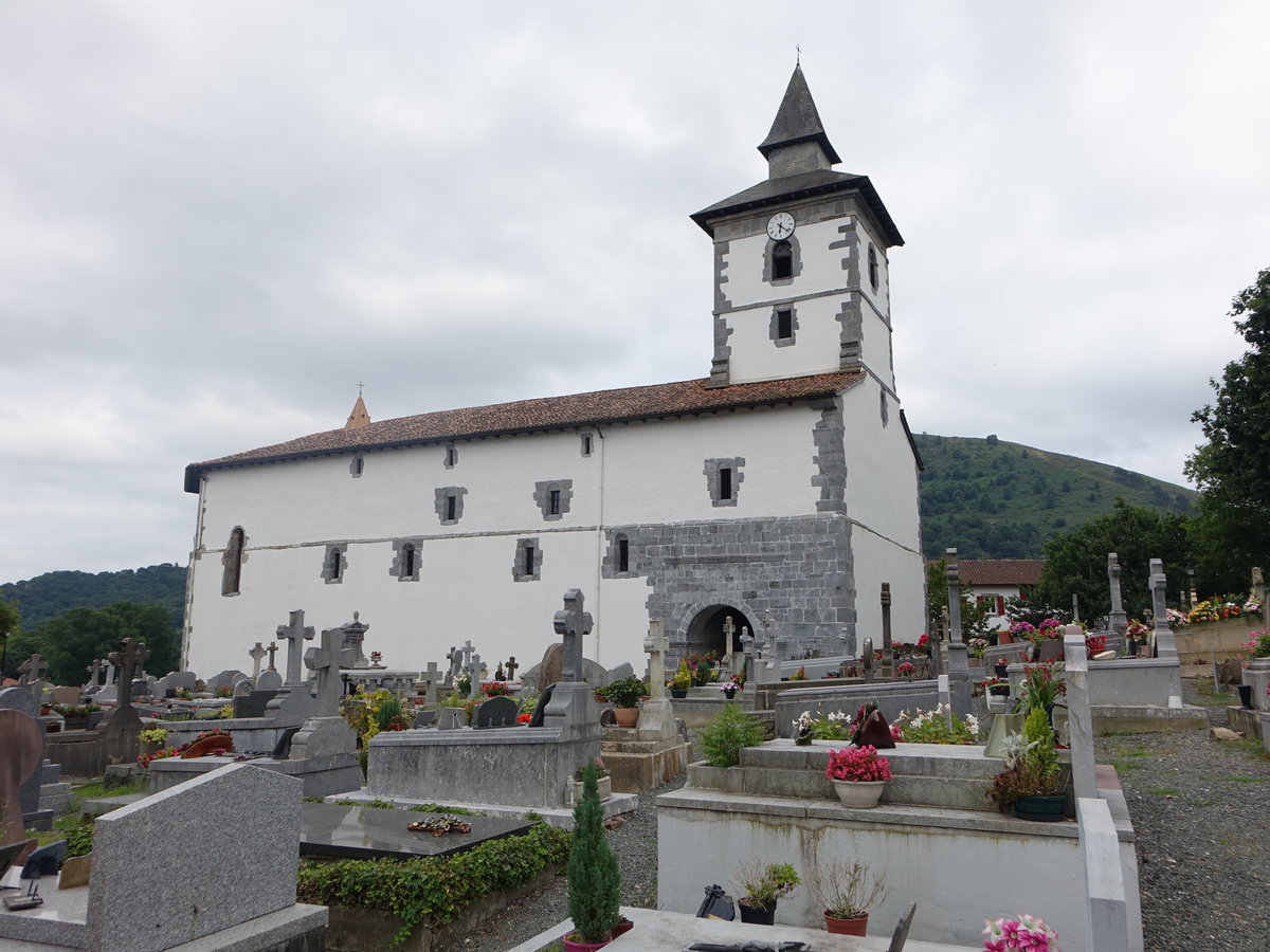 Itxassou, Kirche St. Fructuosus, erbaut im 17. Jahrhundert (26.07.2018)
