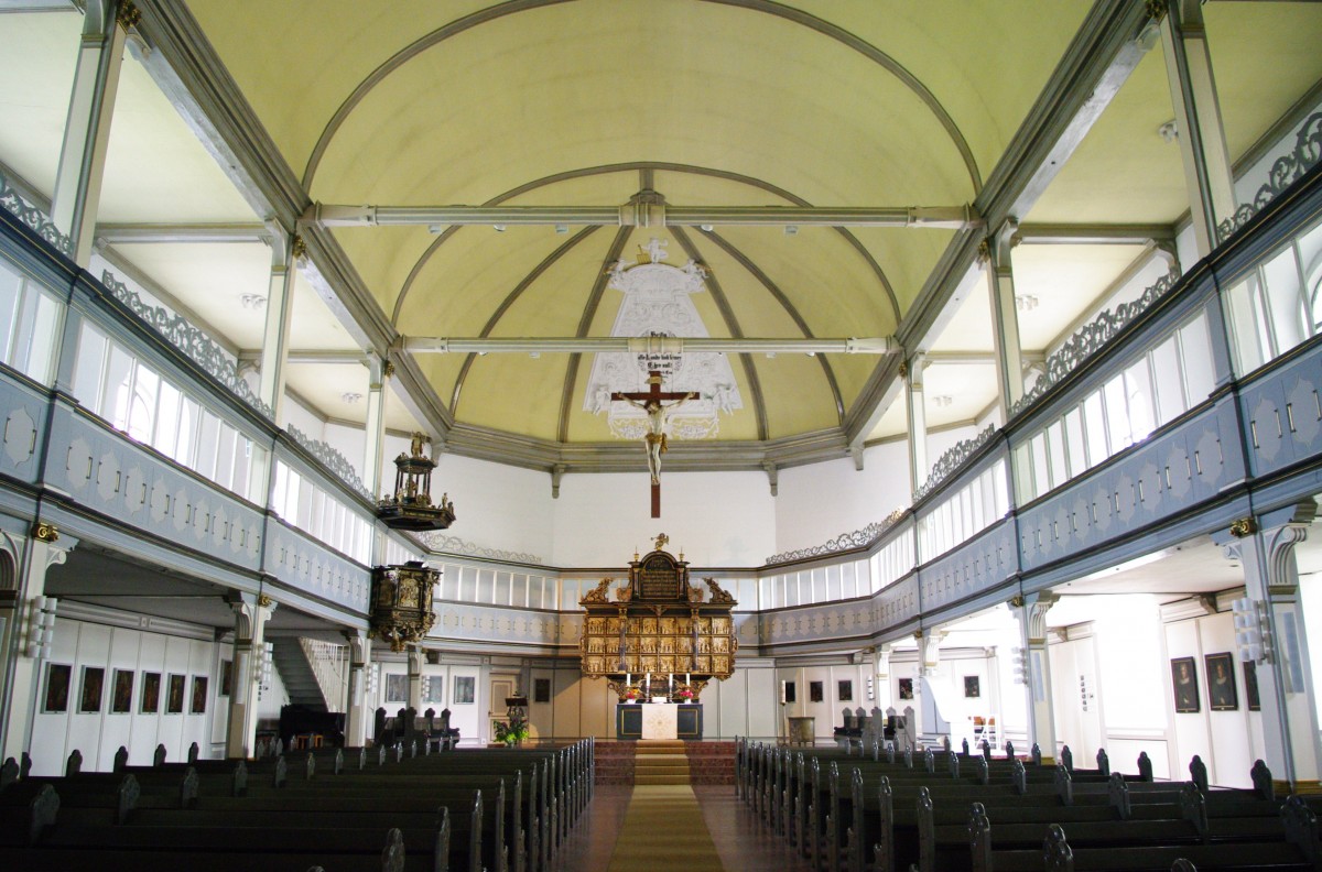 Itzehoe, Innenraum der Stadtkirche St. Laurentii, erbaut von 1716 bis 1718 als barocker Backsteinsaalbau (10.05.2011)