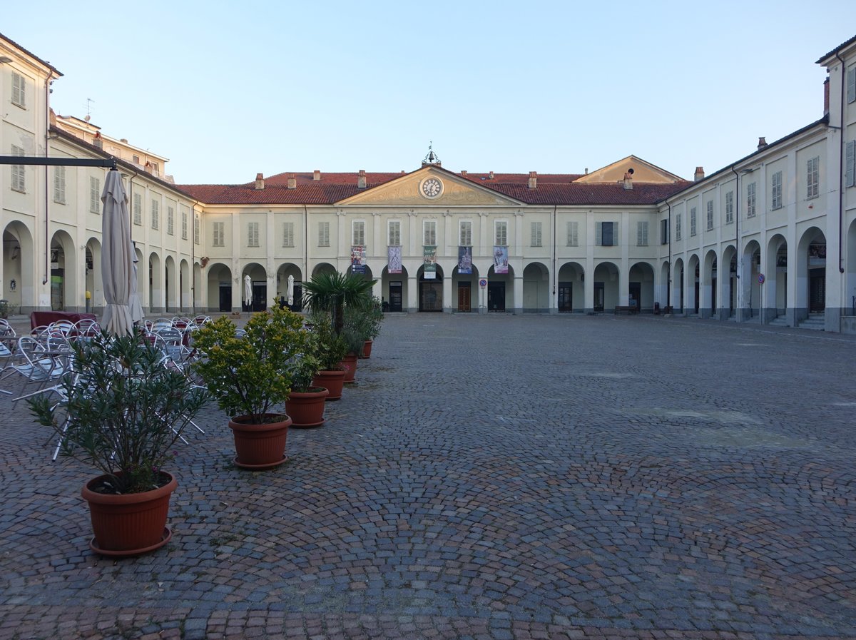 Ivrea, Stadtbibliothek und Museo Civico an der Piazza Carlo Alberto Ottinetti (05.10.2018)