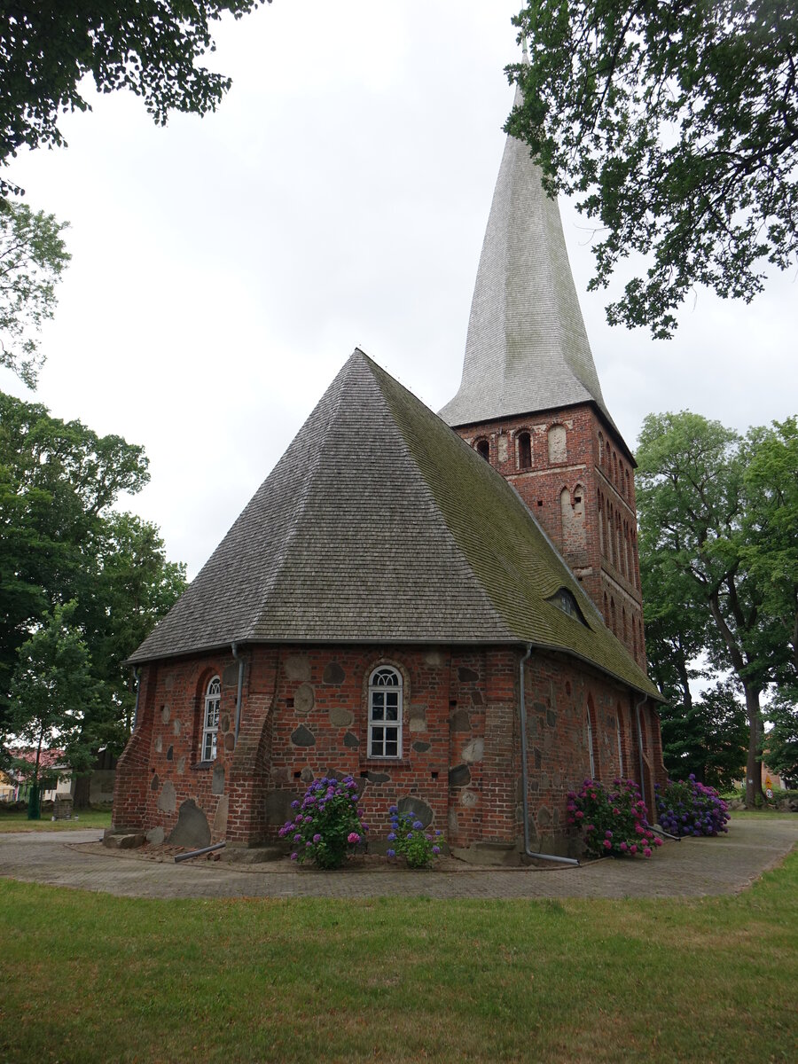 Iwiecino / Eventin, Pfarrkirche St. Marien, gotischer Backsteinbau aus dem 14. Jahrhundert (01.08.2021)